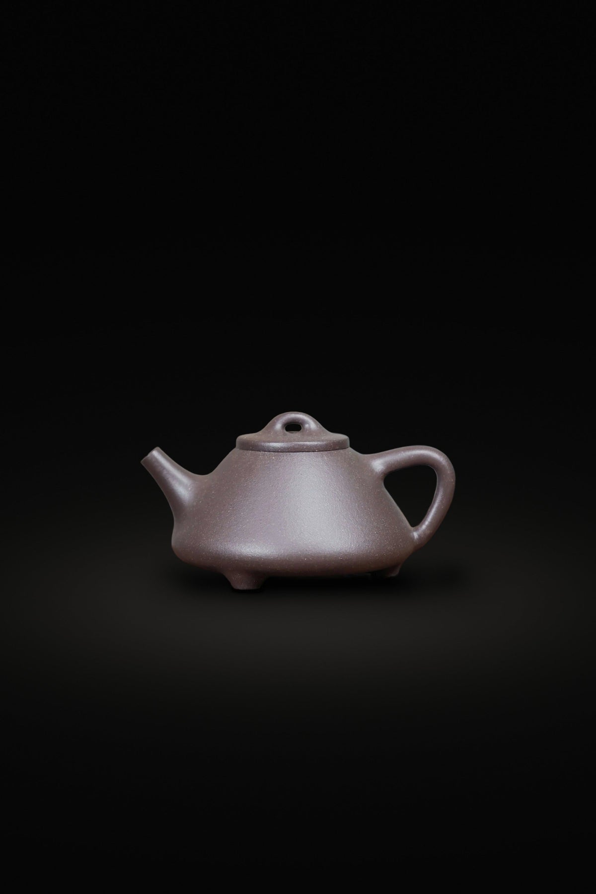 Handmade Ziye Shi Piao Yixing teapot with straight lines and three small feet
