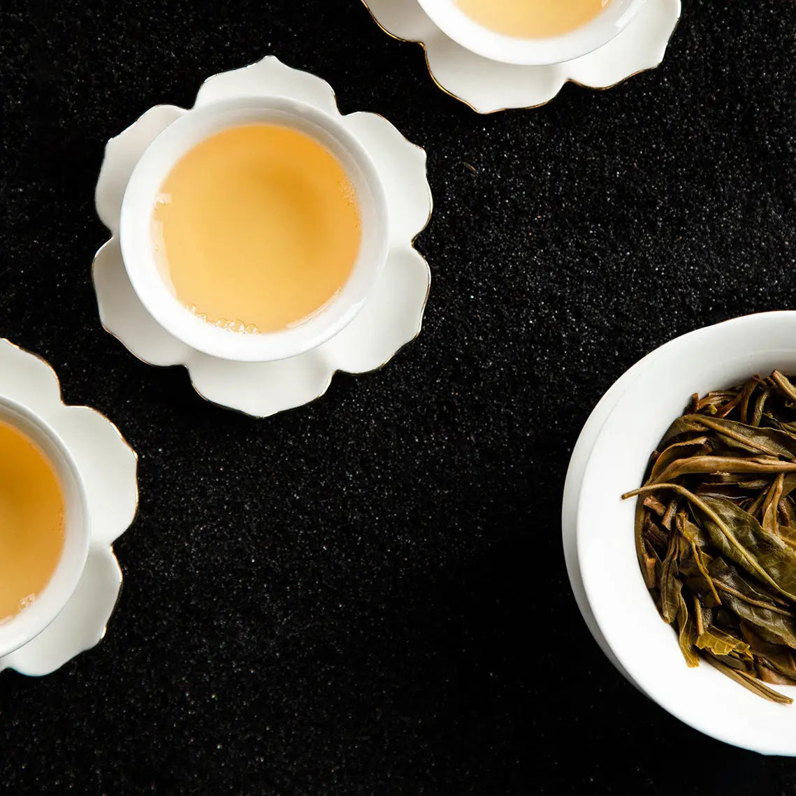 Tea cups and leaves for Pu-erh Tea Extract article