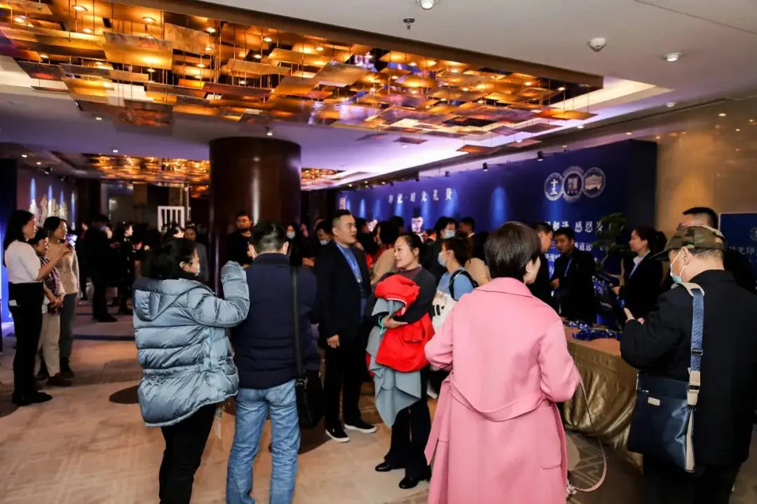 People signing on Chen Sheng Hao 13th anniversary.