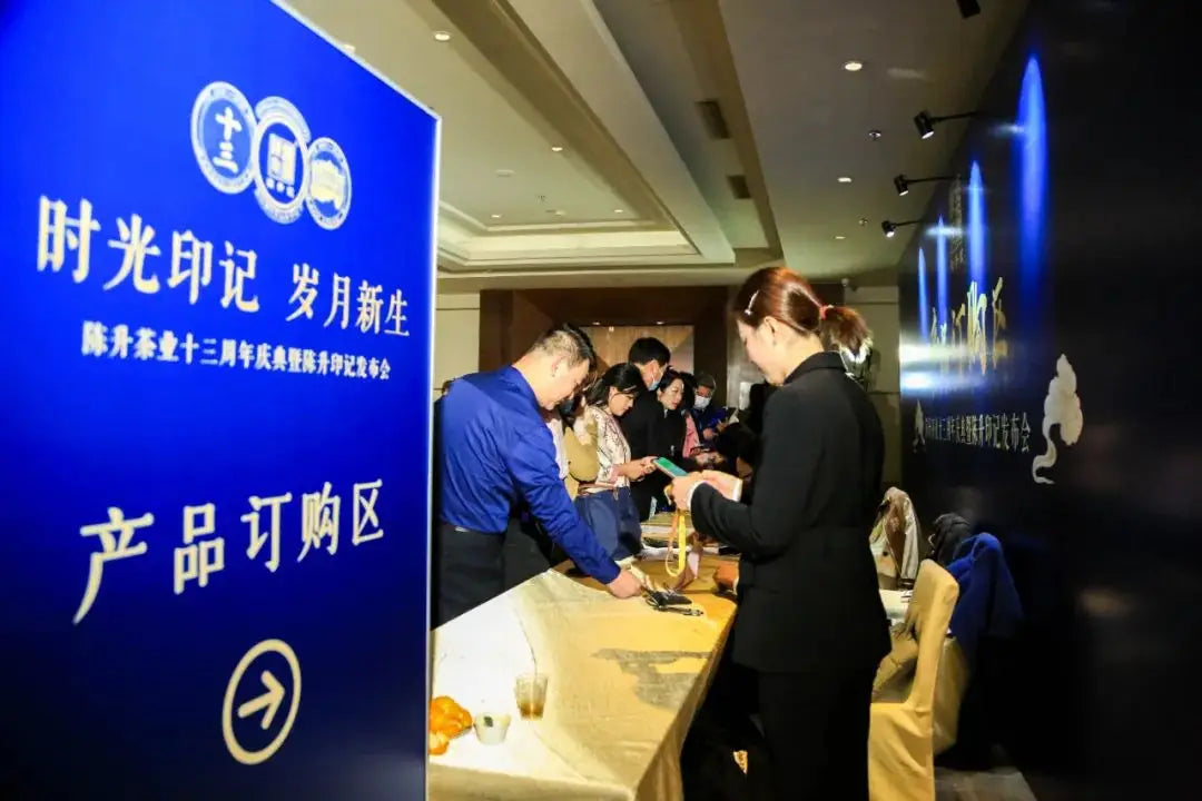 People signing on Chen Sheng Hao 13th anniversary.