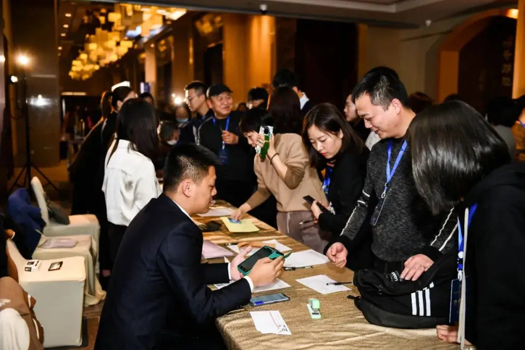 People signing on Chen Sheng Hao 13th anniversary.