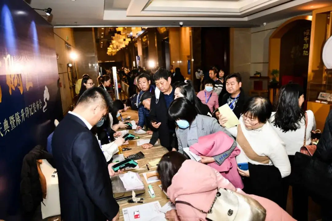 People signing on Chen Sheng Hao 13th anniversary.