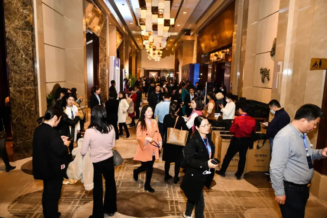 People signing on Chen Sheng Hao 13th anniversary.