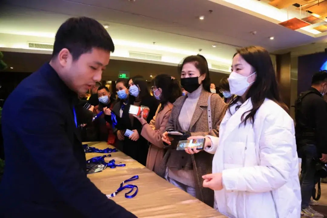 People signing on Chen Sheng Hao 13th anniversary.