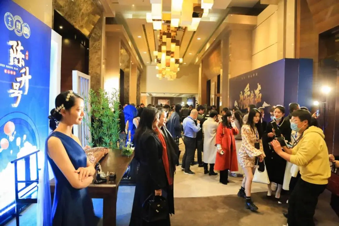 People signing on Chen Sheng Hao 13th anniversary.