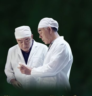 Shenghe Chen and Liubin Chen examine tea leaves together in the workshop