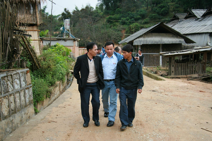 2007: Chen Sheng Hao founder Chen Shenghe visits Lao Ban Zhang village to discuss a partnership